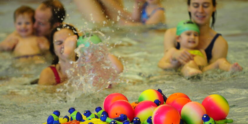 Close-up van spelende kinderen met ouders in Zwembad Strop.