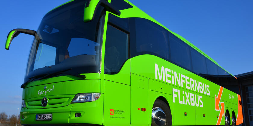 Flixbus - knalgroen met Duits opschrift