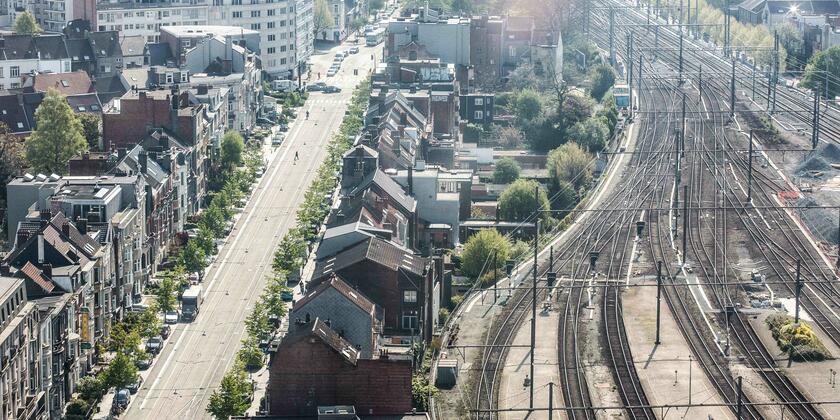 Bovenaanzicht Gent-Sint-Pieters station met treinsporen.