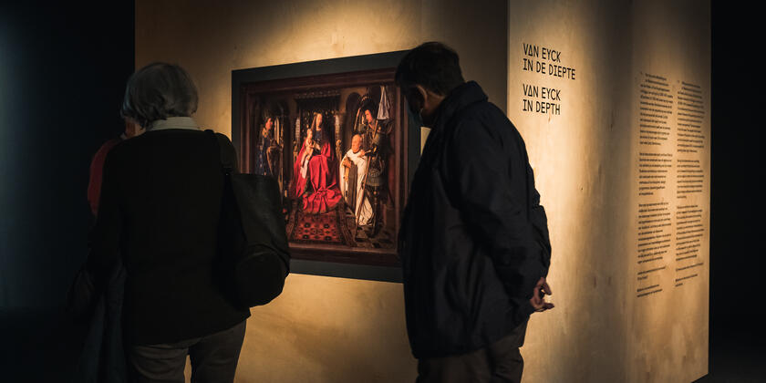mensen die naar een schilderij kijken bij van eyck in de diepte