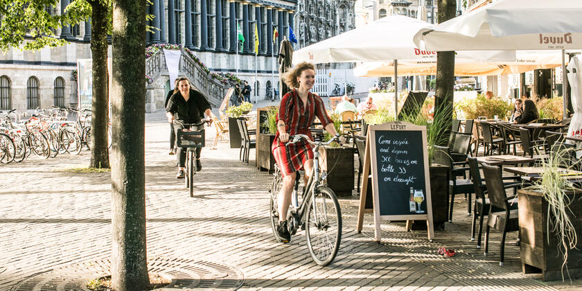fietsers aan het stadhuis op een zonnige dag