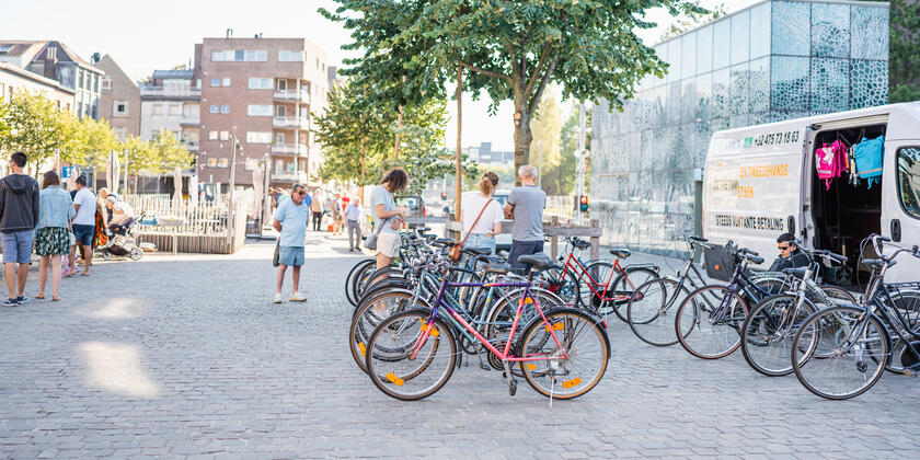Bicicletas alineadas en el mercado