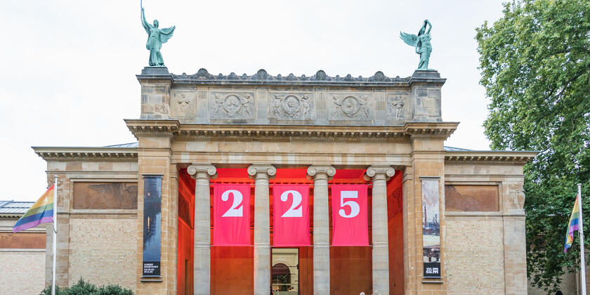 Voorgevel van het Museum voor Schone Kunsten met roze vlaggen ter ere van hun 225 jaar bestaan