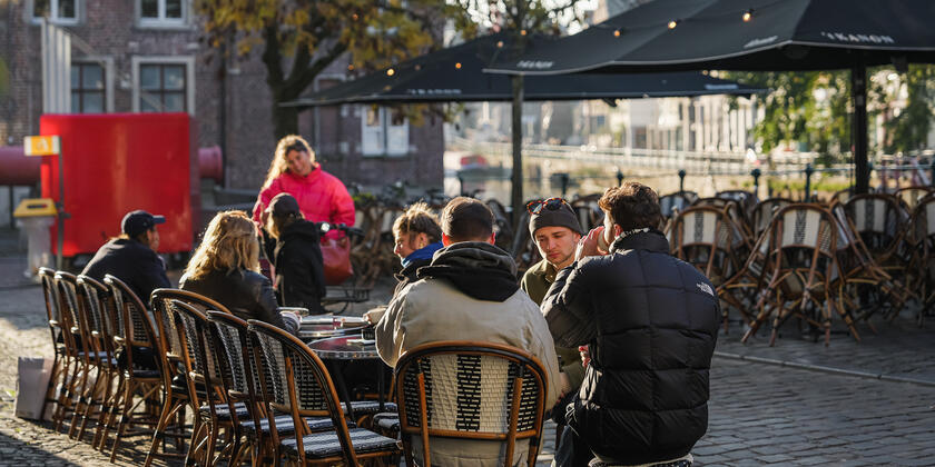 Gente en una terraza soleada en invierno