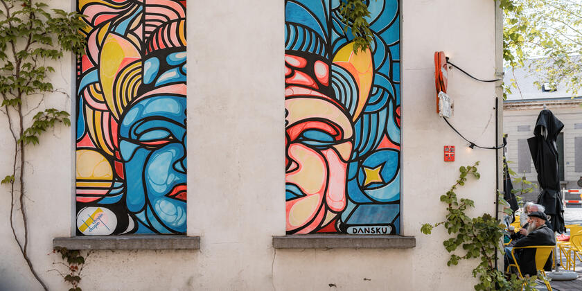 Kleurrijk streetart werk aan een terras