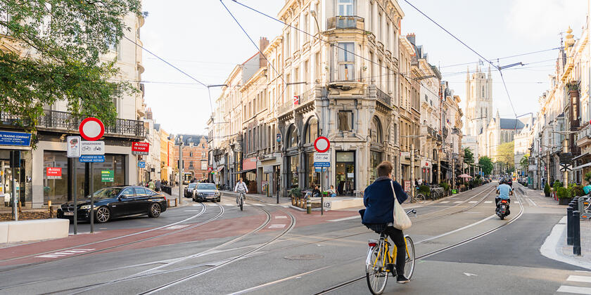Personas en bicicleta y ciclomotor en el centro de la ciudad