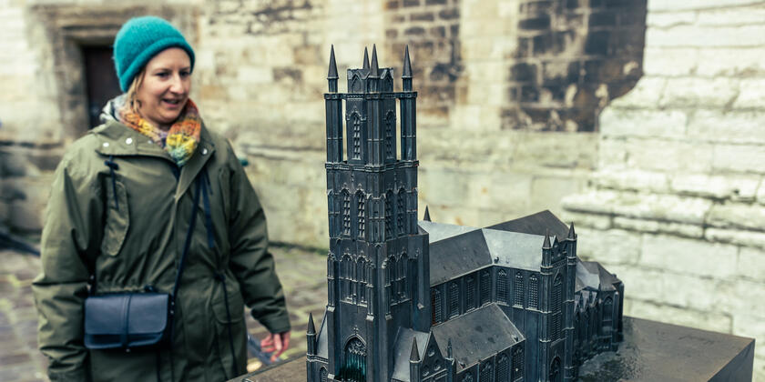 Maaike Blancke erklärt anhand des Modells die St.-Bavo-Kathedrale