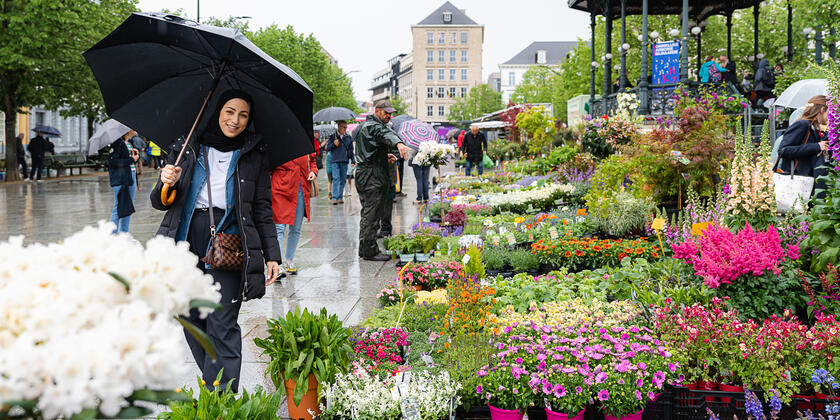 Fatina posiert neben Blumen auf dem Kouter in Gent