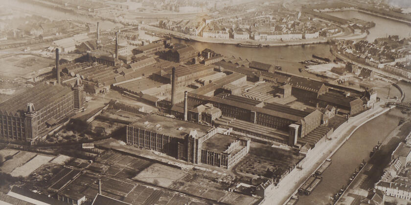 Schwarz-Weiß-Foto verschiedener Fabrikgebäude in Gent