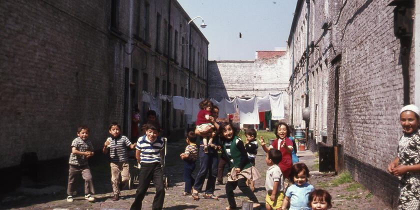 Enfants jouant dans la rue