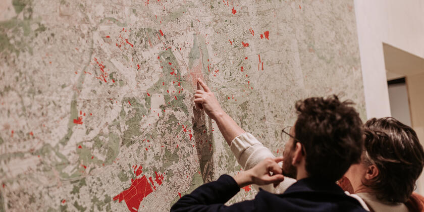Los visitantes del museo ven el mapa de la ciudad