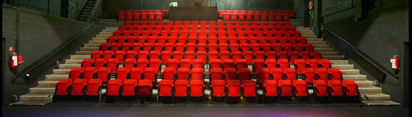 De theaterzaal met rode stoelen van het Arcatheater.