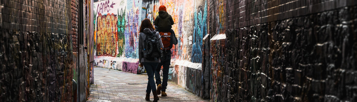 Smal straatje vol graffiti op de muren