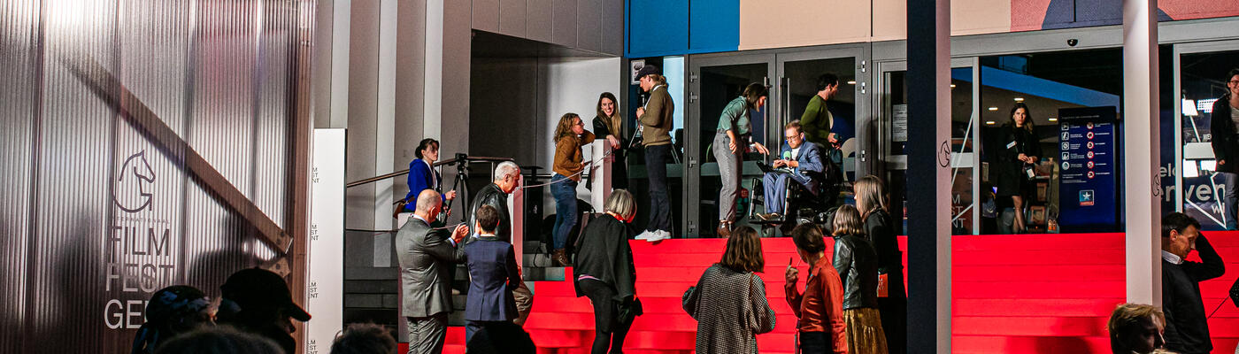 Mensen op de rode loper tijdens het Filmfestival Gent