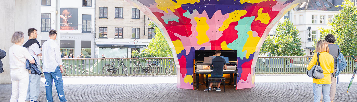 Colorido piano bajo el pabellón municipal