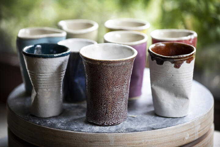 koffiebekers in aardewerk