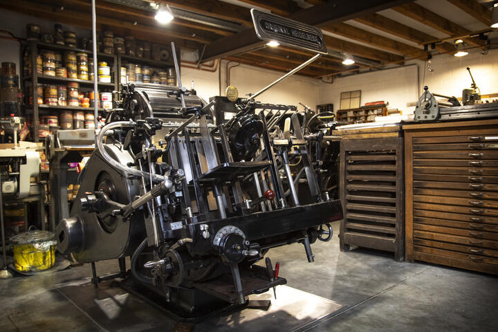 een heidelberg printmachine in een atelier
