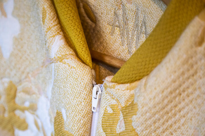 close-up van een wit met geel vestje