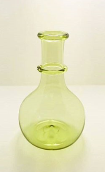 een groene glazen karaf 