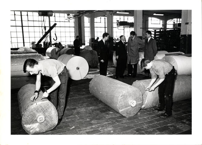 Binnenzicht textielfabriek Milliken, 1965. Verpakking van afgewerkt textiel.