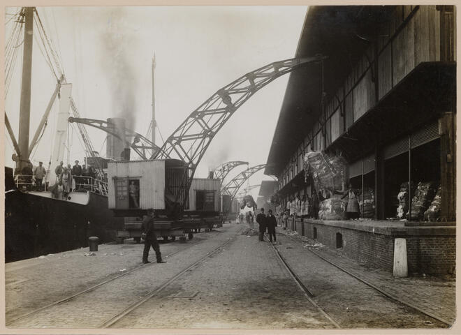 Hangar de coton, Voorhaven. Photo d’Edmond Sacré, vers 1900.