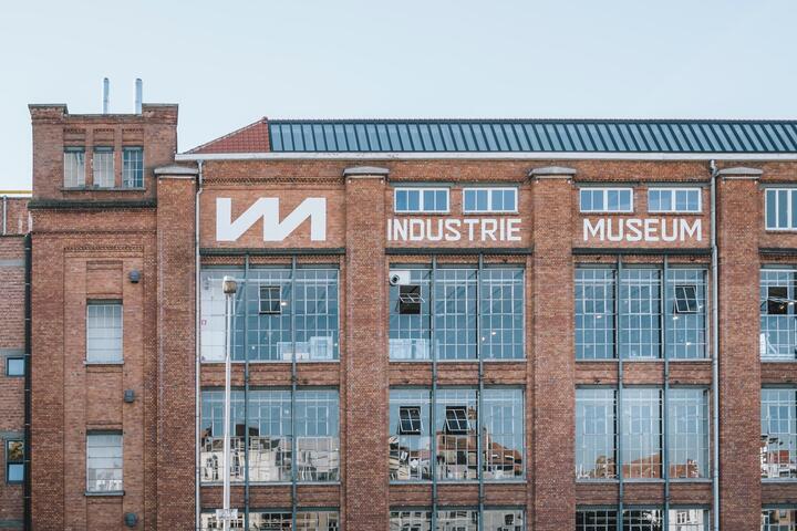 Het Industriemuseum in Gent gevestigd in een oud fabriekspand met rode baksteen