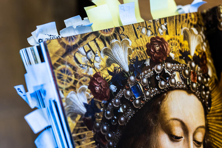 Offene Seite des 'Lammes Gottes - Kunst, Geschichte, Wissenschaft und Religion' mit Details von Marias Kopf auf dem Lamm Gottes