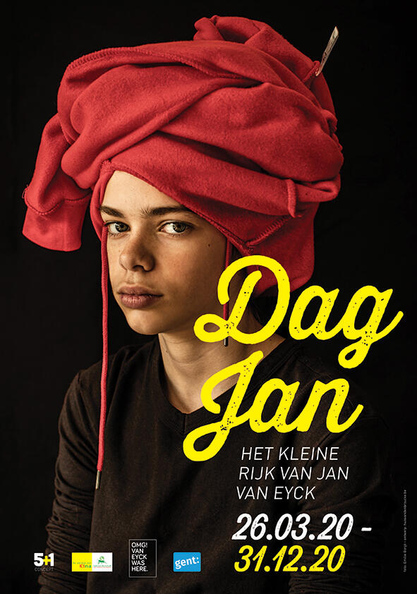 Affiche met aankondiging tentoonstelling Dag Jan in Huis van Kina, jongen met rode trui op zijn hoofd gerold zoals zelfportret Van Eyck