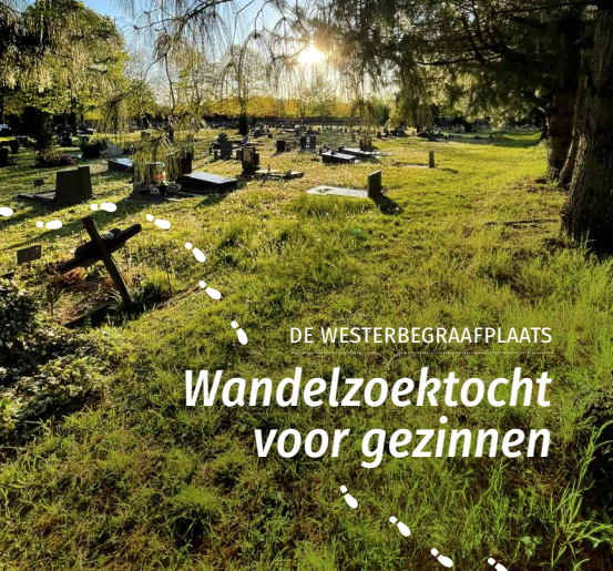Cover van brochure van de wandelzoektocht met foto van de met groen omringde Westerbegraafplaats bij volle zon