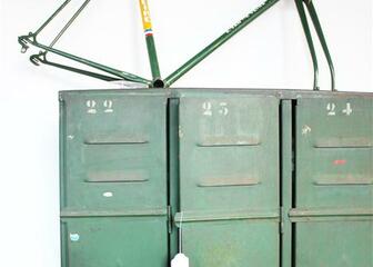 Decoratieve oude lockers met fiets.