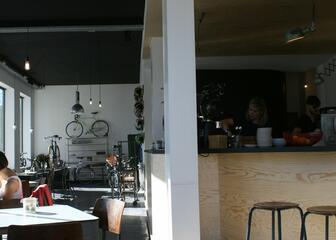 Interieur Bar Bidon met koffiebar en fietsen.
