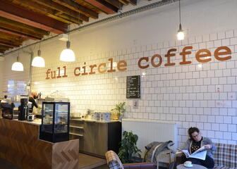 Interieur van koffiebar Full Circle Coffee.
