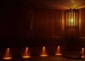 Sauna met stemmige verlichting.