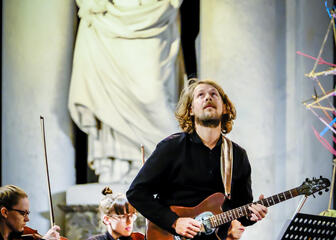 Jonge violistes en een gitarist tijdens een concert in de Sint-Baafskathedraal op het Festival van Vlaanderen
