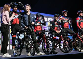 Wielrenners stellen zich voor op het podium van de Omloop het Nieuwsblad