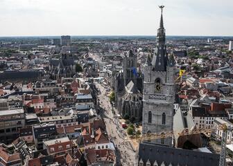 vogelzicht van Gent. Foto genomen van bovenop de toren van de Sint-Baafskathedraalogelzicht van Gent. Foto genomen van bovenop de toren van de Sint-Baafskathedraal