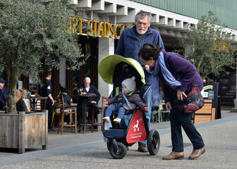 Grootouders gaan op stap met kleinkind, in buggy van Gent. 