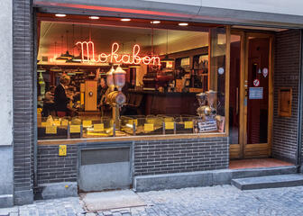 Iconisch koffiehuis in de Donkersteeg met selectie koffiebonen en koffiemolen.