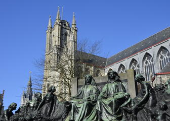 Standbeeld van de gebroeders Van Eyck met de Kathedraal als achtergrond.