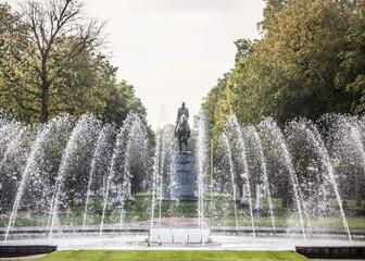 Ruiterstandbeeld van Koning Albert I en de fontein in het Koning Albertpark.