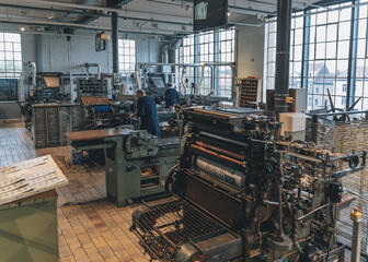 Vrijwilligers brengen de oude drukpersen in de drukkerijafdeling van het Industriemuseum weer tot leven.