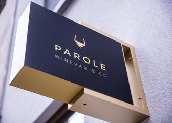 uithangbord parole winebar & co