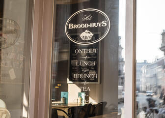 Zicht op raam van het Broodhuys: ontbijt, lunch en brunch.