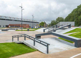Het skatepark terwijl het leeg is, er zijn verschillende ramps en rails.