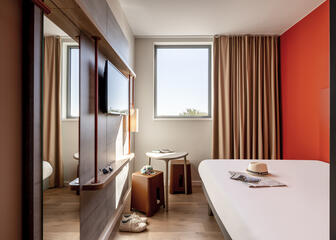 Hotelkamer met rode muur en TV