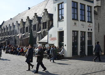 Café 't Galgenhuisje op de hoek van het Groot Vleeshuis met volle terrassen.