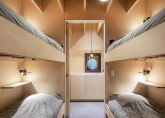 kamer met 4 eenpersoonsbedden boven elkaar 