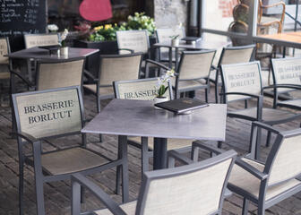 Terrasmeubelen met gepersonaliseerde stoelen met de naam van Brasserie Borluut.