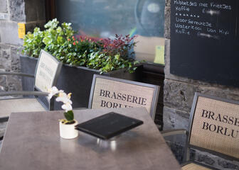 Terrasmeubelen met gepersonaliseerde stoelen met de naam op van Brasserie Borluut.