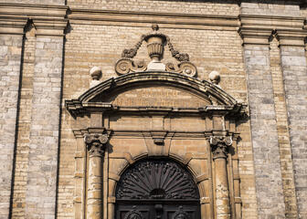 Detail van de ingang van het Karmelietenklooster.